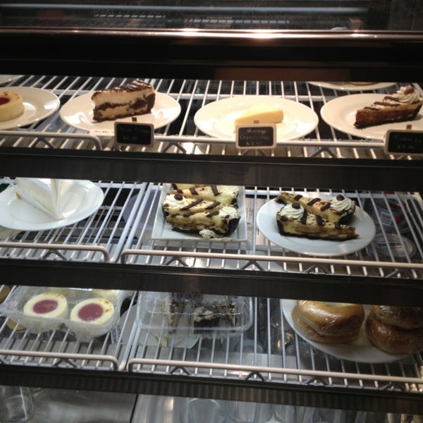 Photo prise au Serenade Coffee Bar &amp; Desserts par M.D le1/21/2014