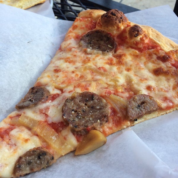 Foto tomada en Rosco&#39;s Pizza  por Lindsay B. el 10/4/2014