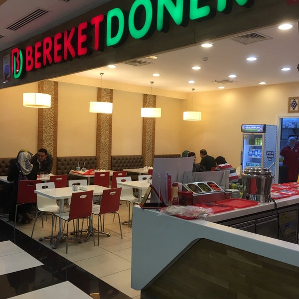 Photo prise au Bereket Döner par Sevgi S. le12/16/2015