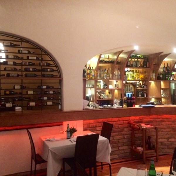 Photo prise au TANNAT Cocina Mediterránea &amp; Terraza Martini par Roberto S. le7/10/2014