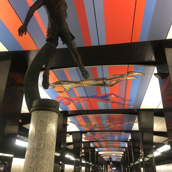 Каких спортсменов нет на потолке станции цска