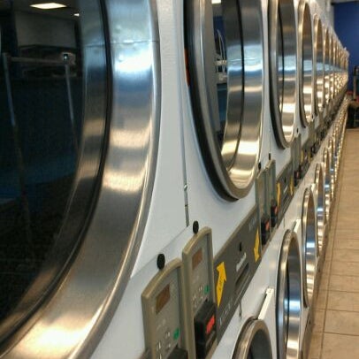 Снимок сделан в Brighton Laundry &amp; Dry Cleaners пользователем Vicki Y. 6/2/2012