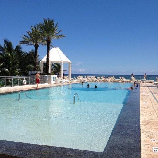 Снимок сделан в Pool at the Diplomat Beach Resort Hollywood, Curio Collection by Hilton пользователем Warren C. 9/8/2012
