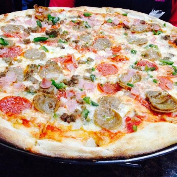 Foto diambil di Lorenzo&#39;s Pizza oleh Dany B. pada 1/25/2014