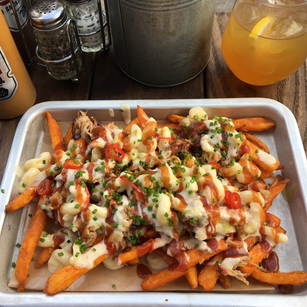 Loaded sweet potato fries. Everything to love - macncheese, pulledbeef, bbq sauce on a bed of fried sweet potatoes. 👌👌👌