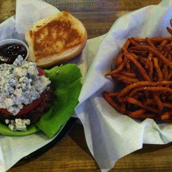 รูปภาพถ่ายที่ Woody&#39;s Burgers โดย Lauren M. เมื่อ 7/4/2014