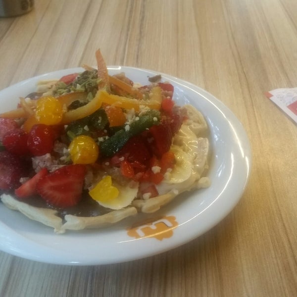 Foto tirada no(a) Levent Waffle por Leyla B. em 7/31/2019