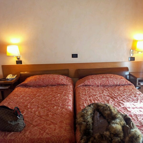 Foto tirada no(a) Hotel Ambasciatori Palace por Edoardo Antonio F. em 2/13/2014
