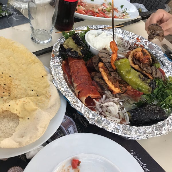 Das Foto wurde bei Et-Raf Restaurant von Fatma O. am 7/14/2021 aufgenommen