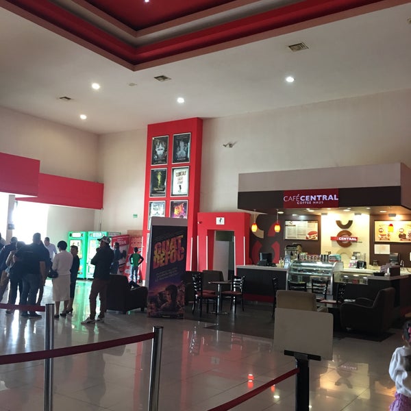 Photo taken at Cinemex by Manolo R. on 5/1/2016