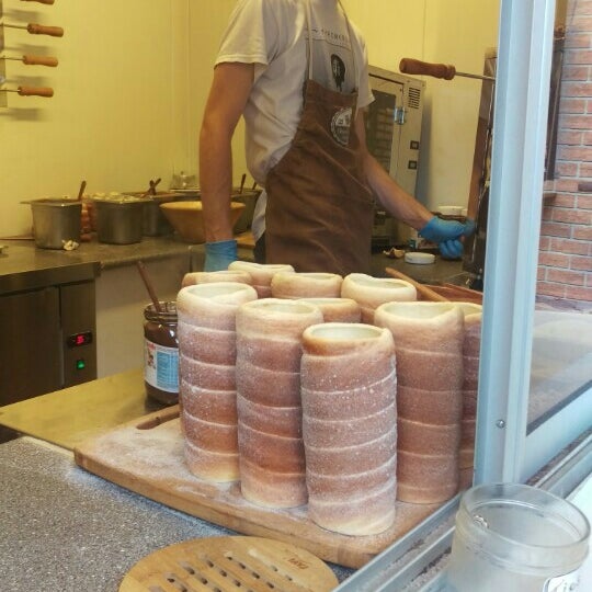 Foto diambil di Chimney Cake Bakery oleh Erki P. pada 7/16/2016.