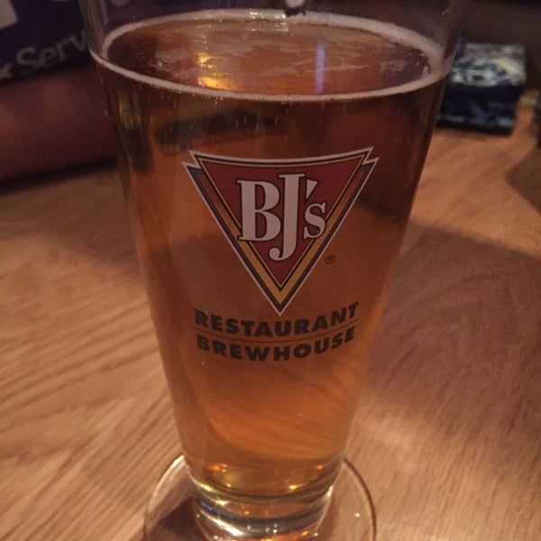 Photo taken at BJ&#39;s Restaurant &amp; Brewhouse by MrMicroChip on 3/25/2017