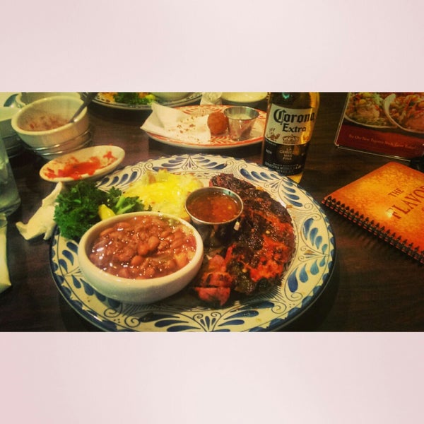 รูปภาพถ่ายที่ Abuelo&#39;s Mexican Restaurant โดย Kristopher S. เมื่อ 3/9/2014