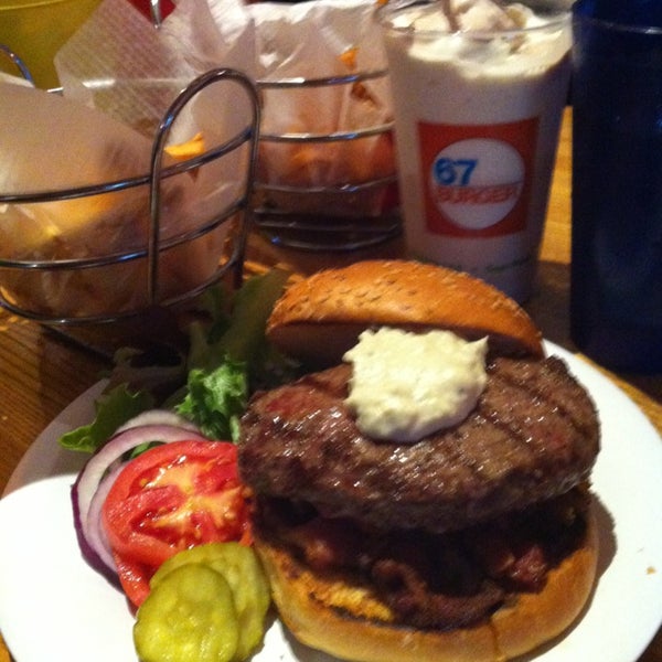 1/19/2013 tarihinde Cesar R.ziyaretçi tarafından 67 Burger'de çekilen fotoğraf