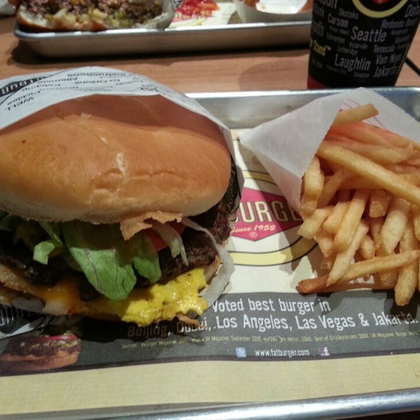 รูปภาพถ่ายที่ Fatburger โดย Jason K. เมื่อ 12/6/2013