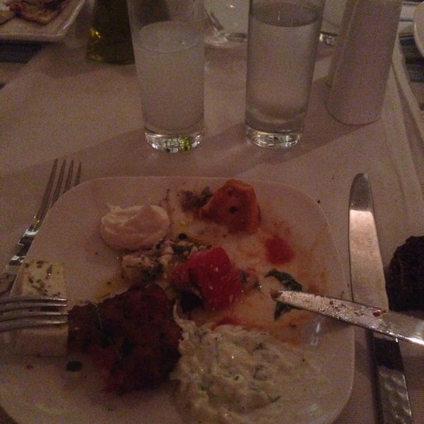 Das Foto wurde bei Elia Greek Restaurant von Dilara Merve G. am 5/23/2014 aufgenommen