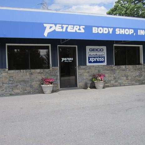 Foto tirada no(a) Peters Body Shop por Ron P. em 1/2/2014