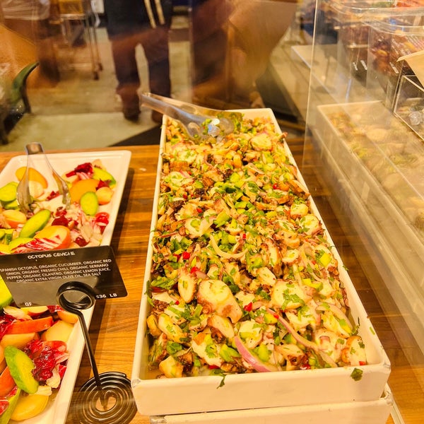 Foto scattata a Erewhon Natural Foods Market da Y M. il 7/3/2022