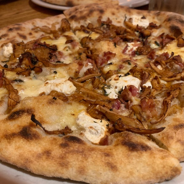 11/6/2021 tarihinde Donnie H.ziyaretçi tarafından Pizzeria Orso'de çekilen fotoğraf