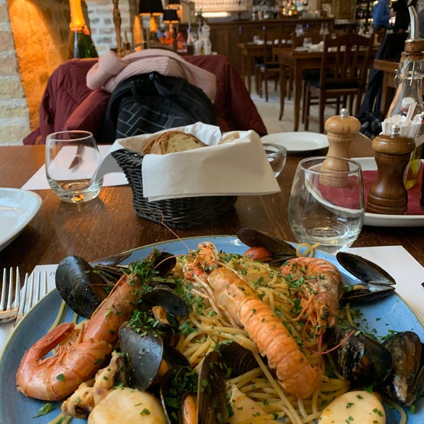 Роскошный обед: такая большая тарелка с морепродуктами и всего за 1000 рублей. Единственное, что не понравилось, как мне показалось недоваренные спагетти, это далеко не альденте. Меню небольшое.