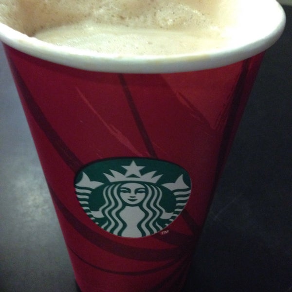 Foto tirada no(a) Starbucks por Avie G. em 12/6/2014