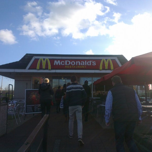 รูปภาพถ่ายที่ McDonald&#39;s โดย Dick S. เมื่อ 12/20/2013