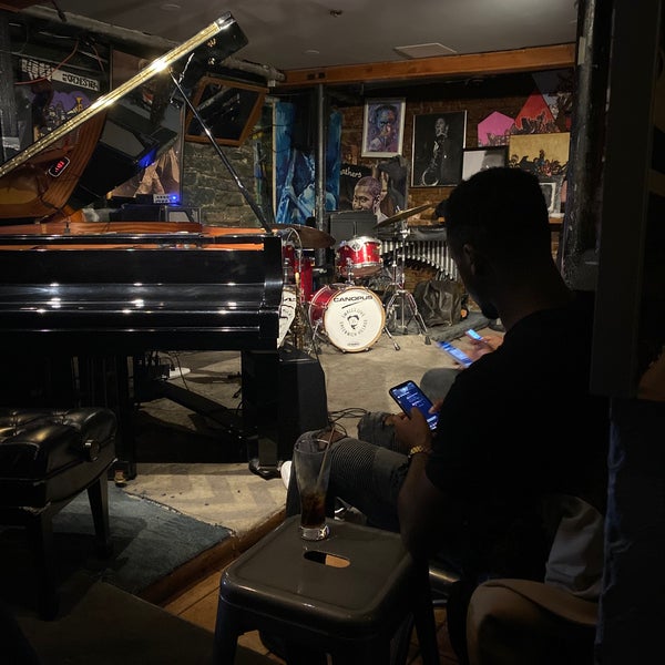 10/3/2021 tarihinde Jan K.ziyaretçi tarafından Smalls Jazz Club'de çekilen fotoğraf