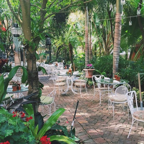 Lunch al fresco sounds like a fine idea! Peacock Garden’s perfect for a delicious meal, a quick snack or maybe just an apéritif or glass of Prosecco in our beautiful garden.