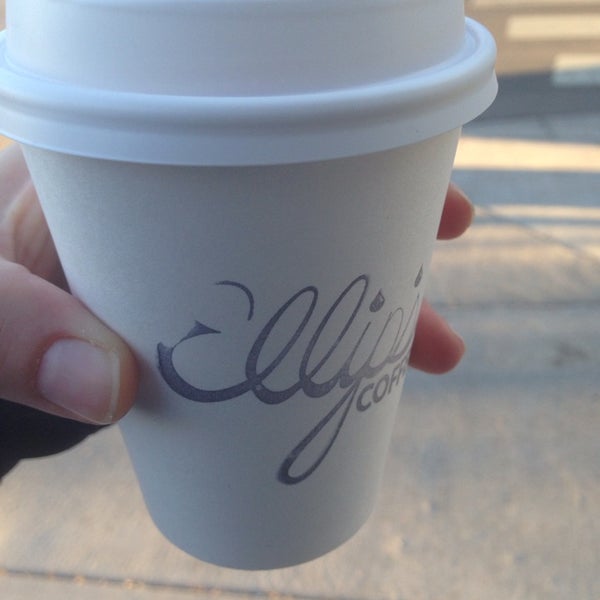 4/11/2014 tarihinde Elizabeth R.ziyaretçi tarafından Ellipsis Coffeehouse'de çekilen fotoğraf