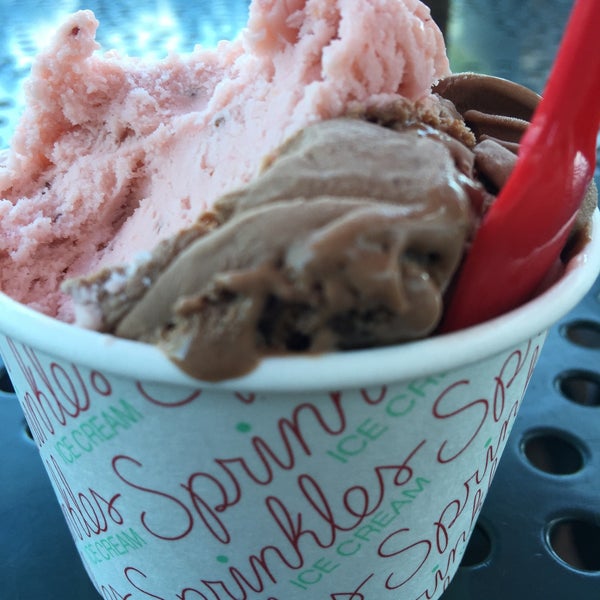 3/27/2015 tarihinde Mark O.ziyaretçi tarafından Sprinkles Ice Cream'de çekilen fotoğraf