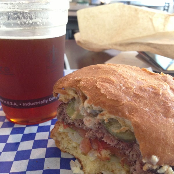 รูปภาพถ่ายที่ Blue Moon Burgers Fremont โดย Ian T. เมื่อ 5/5/2013