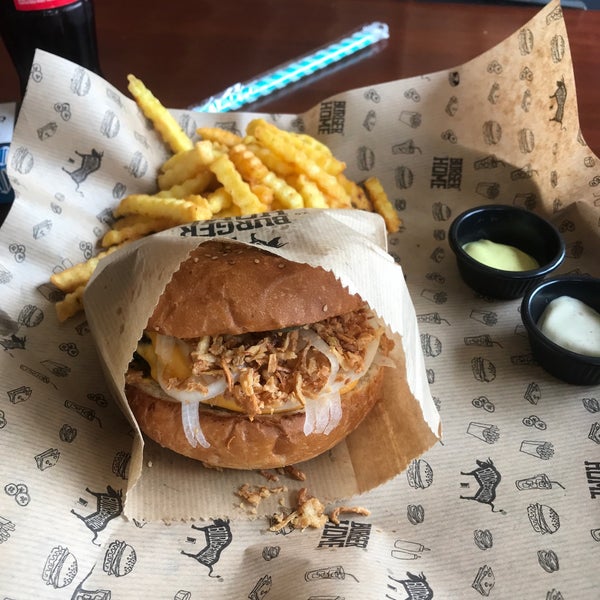 รูปภาพถ่ายที่ Burger Home โดย GÜNGÖR 🔱 เมื่อ 6/2/2019