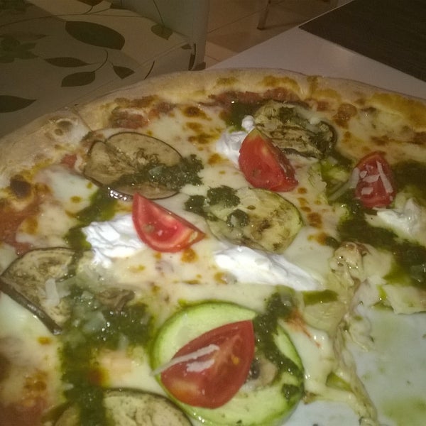 Снимок сделан в Pizzaara İtalyan Cafe &amp; Restaurant пользователем Ismayil Ü. 8/19/2015