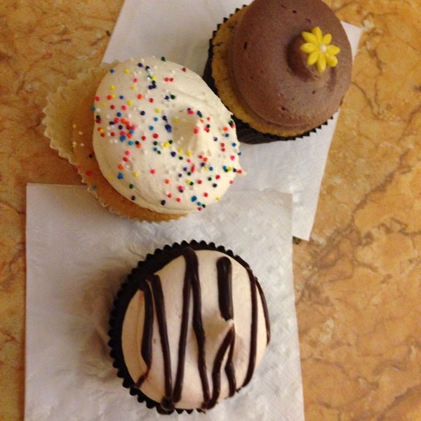 2/27/2014にNicky W.がVan Ness Cupcakeで撮った写真