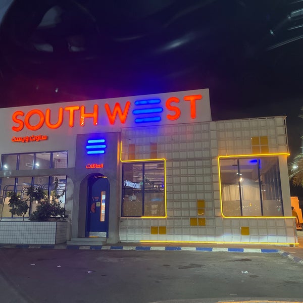 Foto diambil di South West ( Burger &amp; Fries ) oleh 𝐀𝐛𝐨𝐋𝐀𝐘𝐀𝐋 pada 8/13/2022