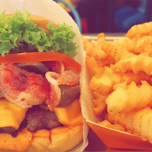 Foto diambil di South West ( Burger &amp; Fries ) oleh 𝐀𝐛𝐨𝐋𝐀𝐘𝐀𝐋 pada 11/18/2020