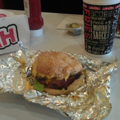 Foto tirada no(a) MOOYAH Burgers, Fries &amp; Shakes por Nickie R. em 9/21/2012