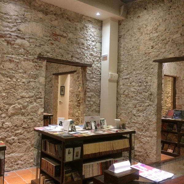 Photo taken at Librería Mar Adentro by Hébert on 12/13/2017