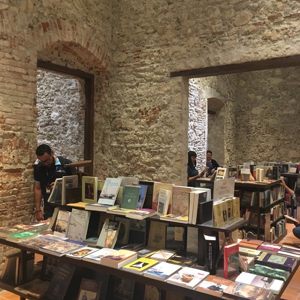 Photo taken at Librería Mar Adentro by Hébert on 3/24/2018