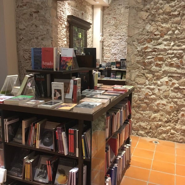 Photo taken at Librería Mar Adentro by Hébert on 4/14/2018