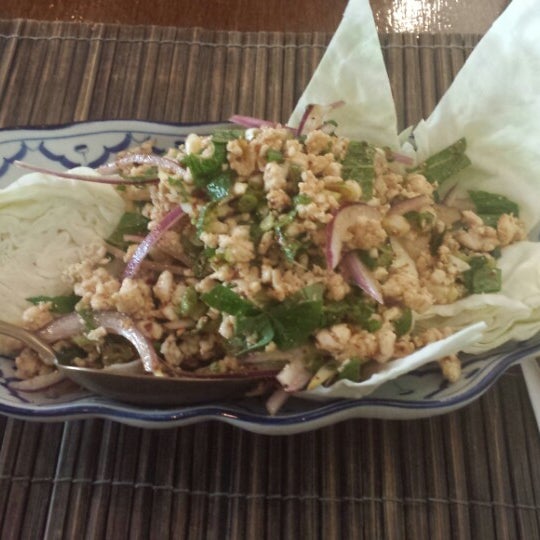 Foto scattata a Siam Square Thai Cuisine da Gena C. il 4/25/2014