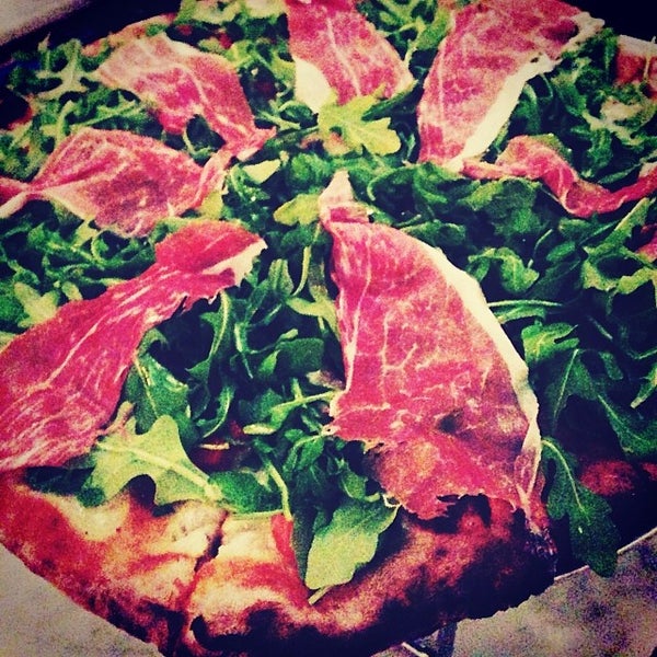 2/3/2014 tarihinde ᴡ K.ziyaretçi tarafından Pizza Mezzaluna'de çekilen fotoğraf