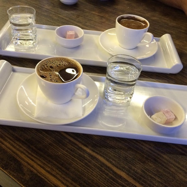 Foto tomada en Osmanlı Kebap &amp; Caffė Latte  por Yeliz T. el 6/25/2015