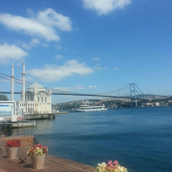 Foto scattata a Cruise Lounge Bar at Radisson Blu Bosphorus Hotel da Önder T. il 7/23/2015