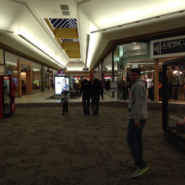 2/9/2014 tarihinde Re R.ziyaretçi tarafından Rivergate Mall'de çekilen fotoğraf