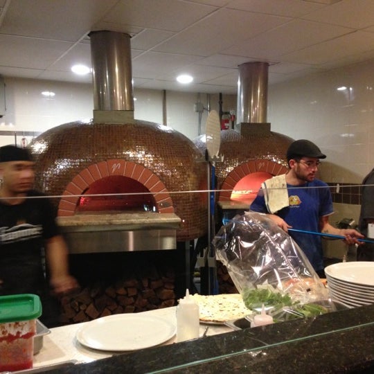 Foto diambil di Fiamme Pizzeria Napoletana oleh Will L. pada 10/20/2012