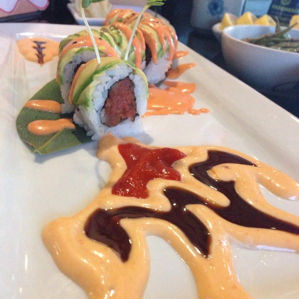 Photo prise au Awesome Sushi par Kimberly M. le5/4/2014