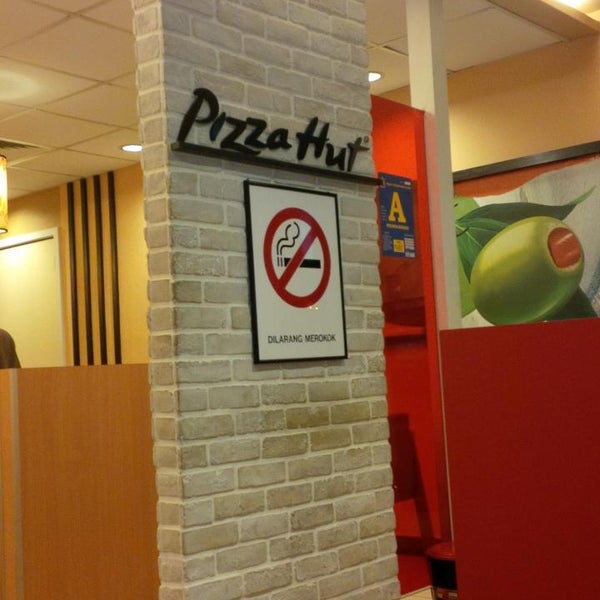 Pizza Hut Pizza Place In Pelabuhan Klang