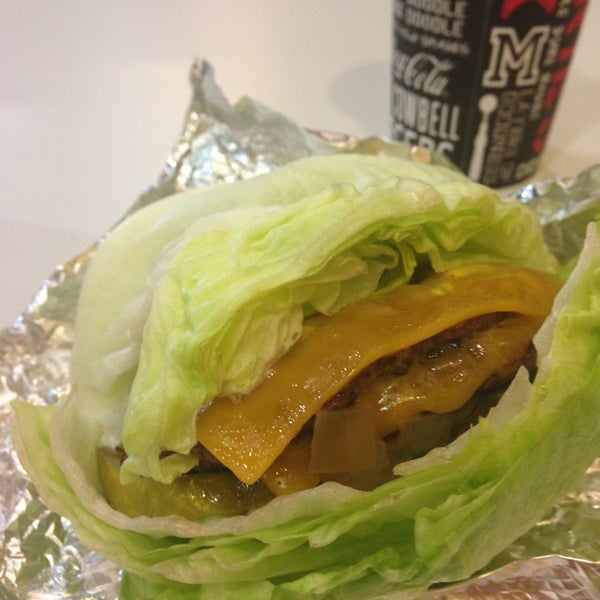 1/26/2013 tarihinde Lyn H.ziyaretçi tarafından MOOYAH Burgers, Fries &amp; Shakes'de çekilen fotoğraf