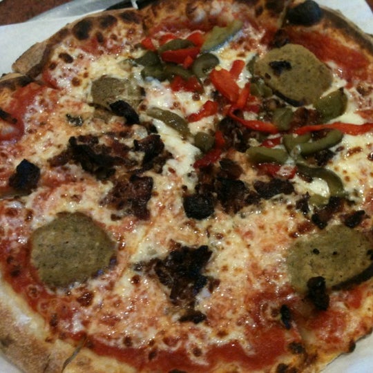 Снимок сделан в Custom Built Pizza пользователем @LVSells 10/2/2012